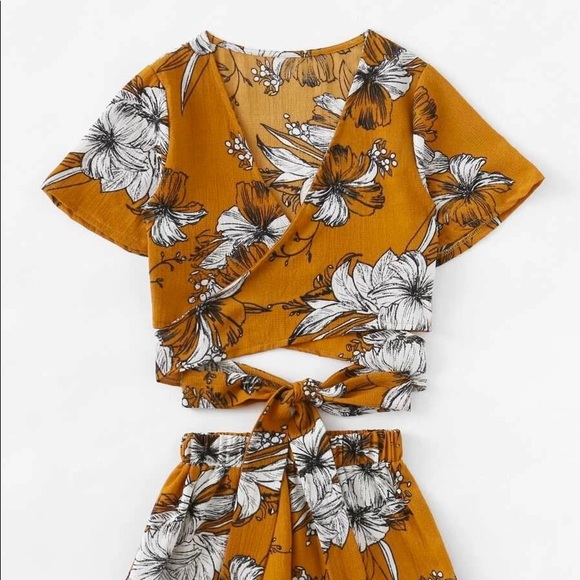 NWOT Floral Crisscross Tie Back Crop Top - Picture 2 of 8